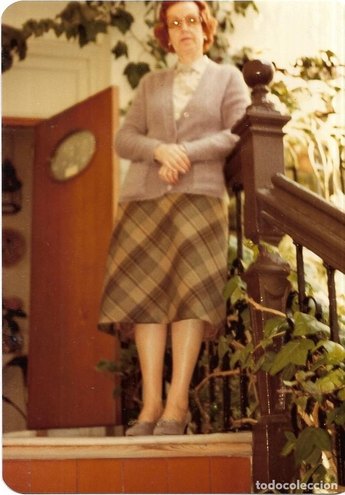 Fotograf&iacute;a antigua: :::: FA286 - FOTOGRAFIA - SRA. CARMEN INSA EN LA PUERTA DE LA ROPERIA INSA