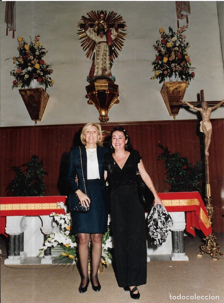 Fotograf&iacute;a antigua: :::: LL272 - FOTOGRAFIA - DOS AMIGAS DELANTE DE UN ALTAR