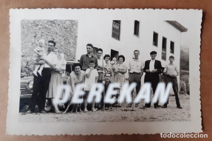 Fotografia antiga: ANTIGUA FOTOGRAF&Iacute;A GRUPO FAMILIA. ASTURIAS. A&Ntilde;OS 50 &oacute; 60. TROQUELADA.