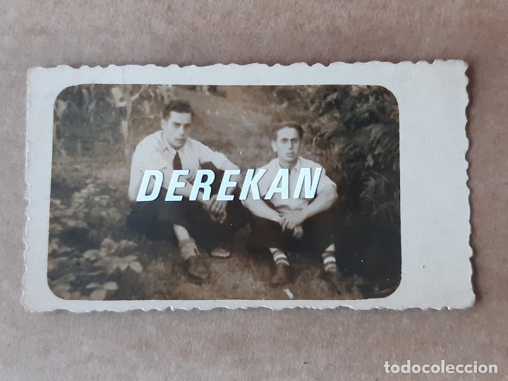 Fotografia antiga: ANTIGUA FOTOGRAF&Iacute;A 2 HOMBRES J&Oacute;VENES. ASTURIAS. A&Ntilde;OS 50. TROQUELADA.