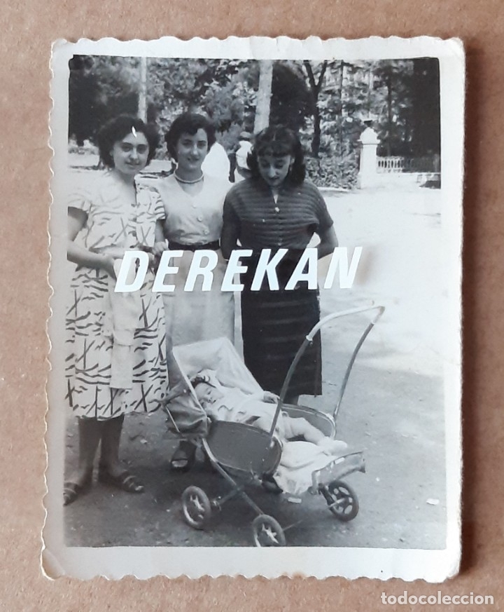 Alte Fotografie: ANTIGUA FOTOGRAF&Iacute;A MUJERES J&Oacute;VENES CON BEB&Eacute;. ASTURIAS. 1953. TROQUELADA.