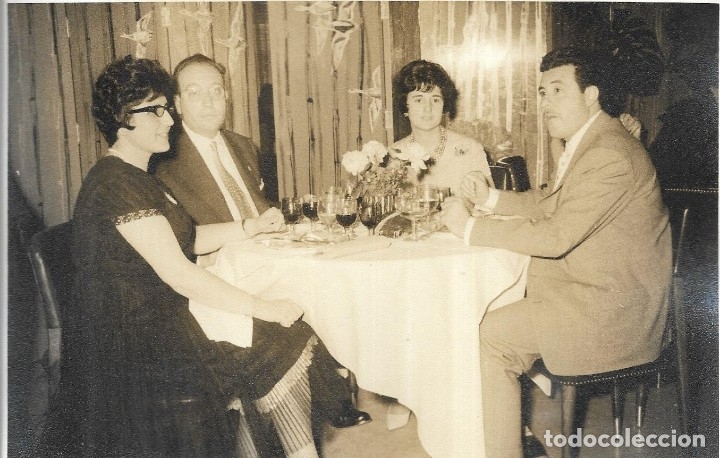 Fotograf&iacute;a antigua: :::: KK279 - FOTOGRAFIA - AMIGOS TOMANDO COPAS - HOTEL ASTORIA PALACE - 1961 - 17 X 11 CM.