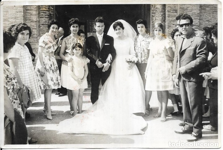 Fotograf&iacute;a antigua: :::: FF45 - FOTOGRAFIA - PAREJA DE NOVIOS CON SU FAMILIA - 18 X 12 CM.