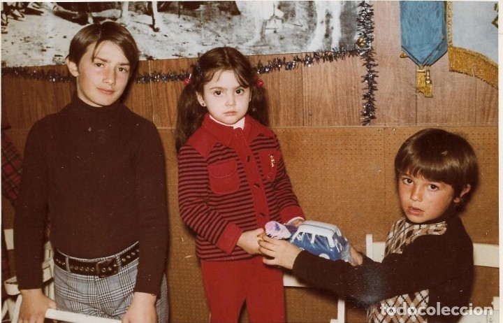 Fotograf&iacute;a antigua: :::: FF56 - FOTOGRAFIA - NI&Ntilde;OS ENTREGANDO REGALOS - 1974 - 18 X 12 CM.