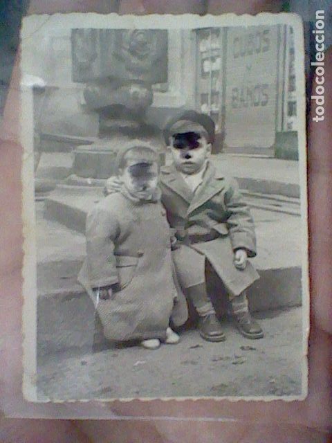 Fotografia antiga: NI&Ntilde;OS ABRIGO INVIERNO SENTADOS DELANTE TIENDA CUBOS Y BA&Ntilde;OS 1952 FOTO PARTICULAR BONITA