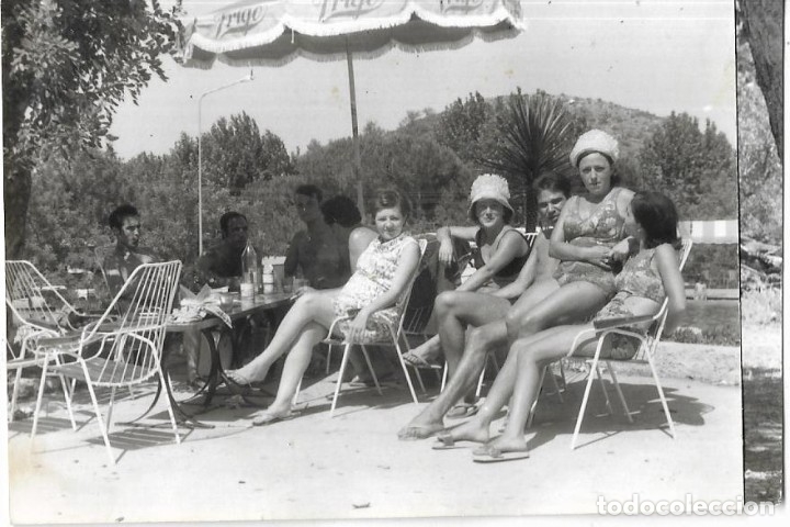 Fotograf&iacute;a antigua: :::: CU64 - FOTOGRAFIA - GRUPO DE AMIGAS TOMANDO EL SOL