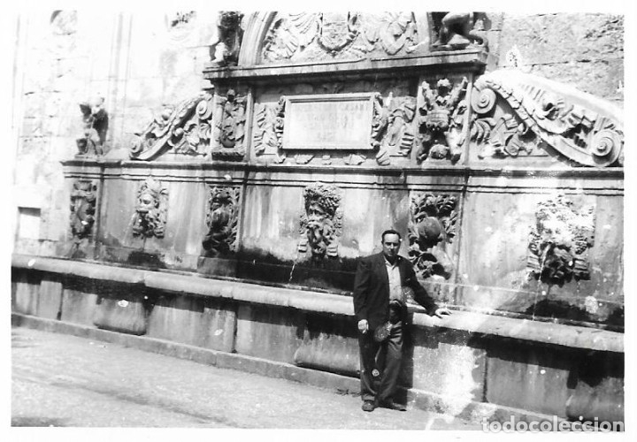 Fotograf&iacute;a antigua: == AF801 - FOTOGRAFIA - SE&Ntilde;OR JUNTO A UNA FUENTE