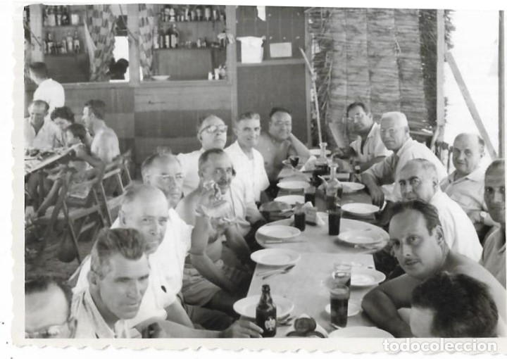 Fotograf&iacute;a antigua: :::: AF451 - FOTOGRAFIA - GRUPO DE AMIGOS EN UNA COMIDA