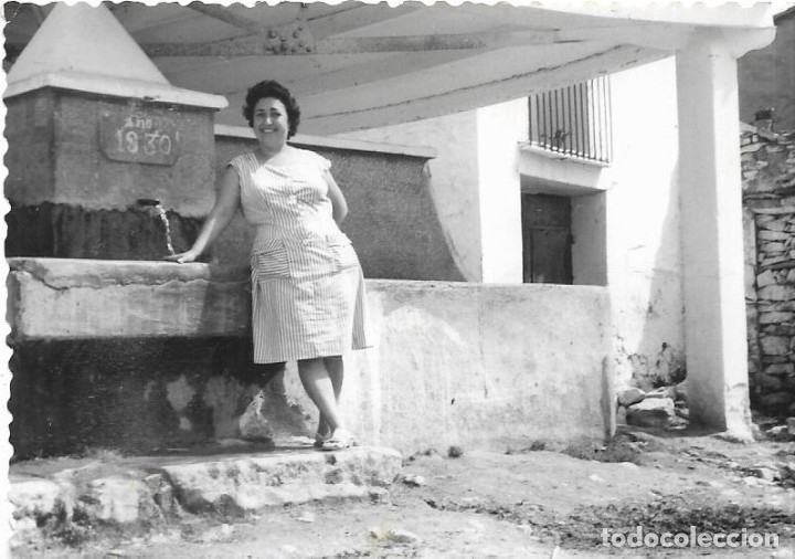 Fotograf&iacute;a antigua: :::: AF445 - FOTOGRAFIA - SE&Ntilde;ORA JUNTO A UNA FUENTE