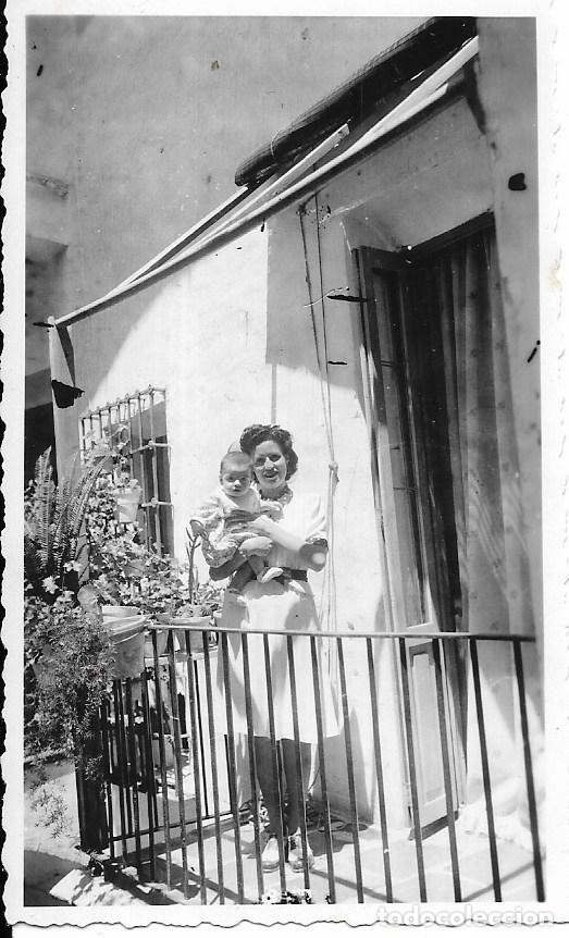 Fotograf&iacute;a antigua: :::: AF421 - FOTOGRAFIA - SE&Ntilde;ORA CON UN BEB&Eacute; EN BRAZOS EN UN BALCON - 1944