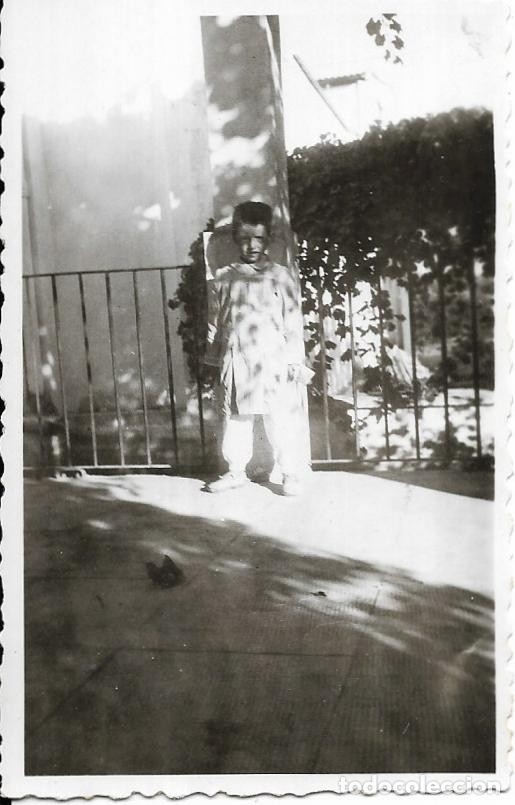 Fotograf&iacute;a antigua: :::: AF418 - FOTOGRAFIA - NI&Ntilde;ITA EN UNA TERRAZA - 1948