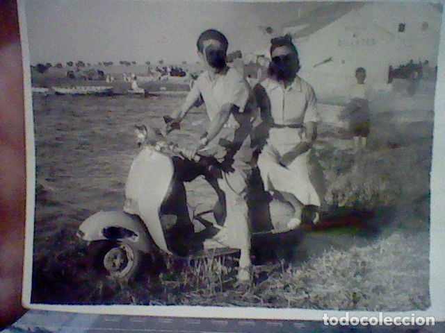 Fotograf&iacute;a antigua: VESPA PAREJA MONTADA BARCAS FONDO DESPACHO BILLETES A&Ntilde;OS 60 LUGAR POR DETERMINAR