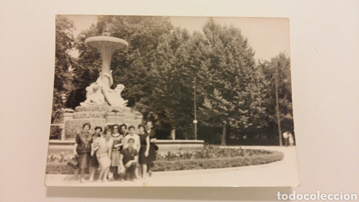 Fotograf&iacute;a antigua: AMIGOS EN UN PARQUE. MADRID? - Foto 1