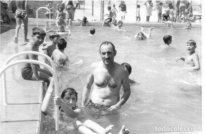 Alte Fotografie: == DD30 - FOTOGRAFIA - SE&Ntilde;OR Y JOVENCITOS EN UNA PISCINA
