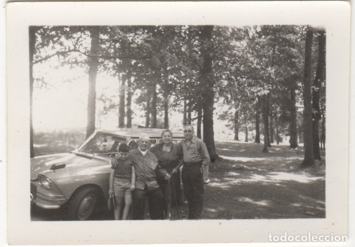 Fotograf&iacute;a antigua: fotografia foto familiar coche citroen ami  la bodega san pau de seguries
