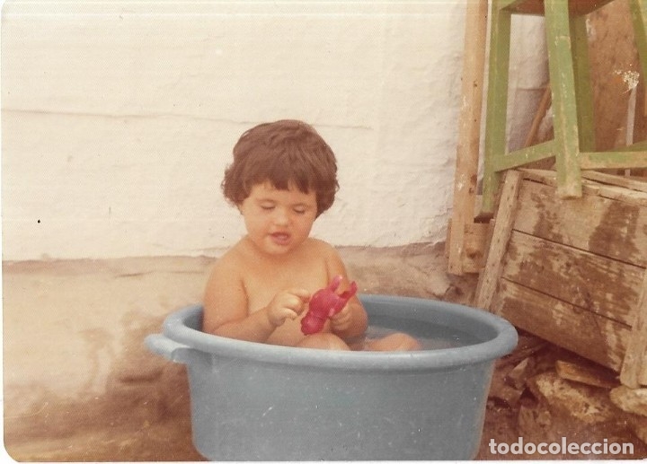 Alte Fotografie: == DD555 - FOTOGRAFIA - NI&Ntilde;ITA TOMANDO EL BA&Ntilde;O EN UN BARRE&Ntilde;O
