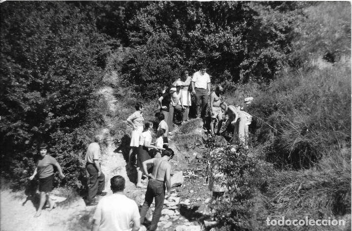 Fotograf&iacute;a antigua: :::: FF133 - FOTOGRAFIA - GRUPO DE AMIGOS EN EL VALLE DE ISABA - 1970 - 18 X 12 CM.