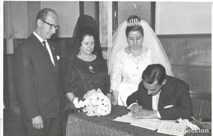 Fotograf&iacute;a antigua: :::: FF134 - FOTOGRAFIA - PAREJA DE NOVIOS FIRMANDO - 18 X 12 CM.