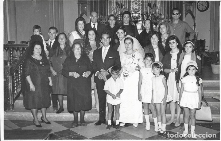 Fotograf&iacute;a antigua: :::: FF149 - FOTOGRAFIA - PAREJA DE NOVIOS CON SUS FAMILIARES Y AMIGOS - 18 X 12 CM.