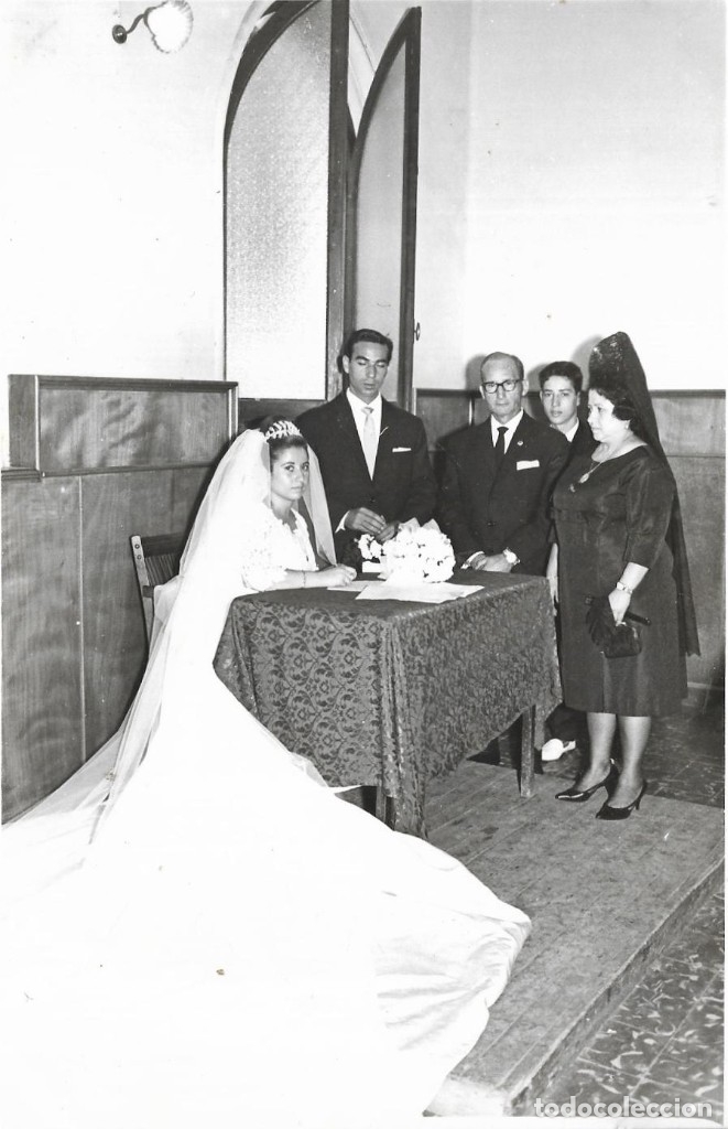 Fotograf&iacute;a antigua: :::: FF179 - FOTOGRAFIA - PAREJA DE NOVIOS FIRMANDO - 18 X 12 CM.