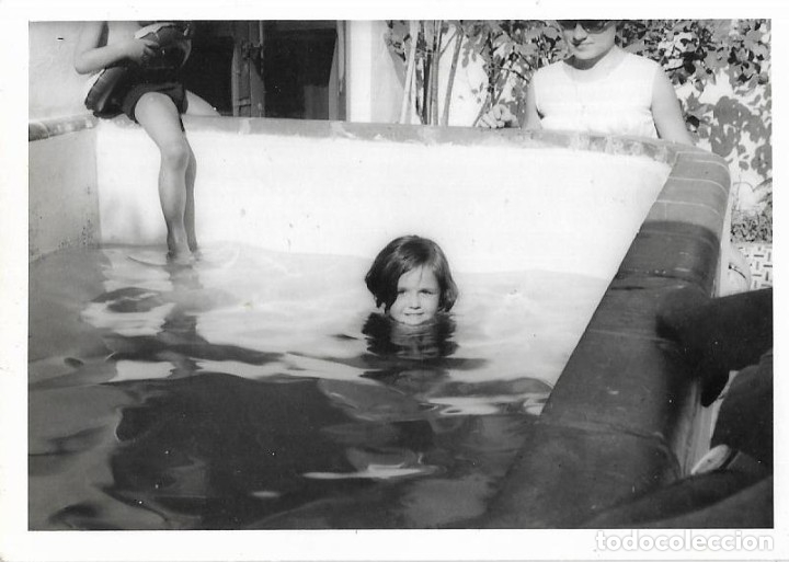 Fotograf&iacute;a antigua: :::: N193 - FOTOGRAFIA - NI&Ntilde;A TOMANDO UN BA&Ntilde;O