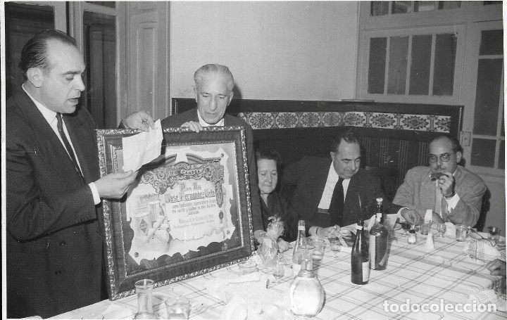 Fotograf&iacute;a antigua: :::: FF69 - FOTOGRAFIA - SE&Ntilde;OR RECIBIENDO UN DIPLOMA - 17 X 11 CM.