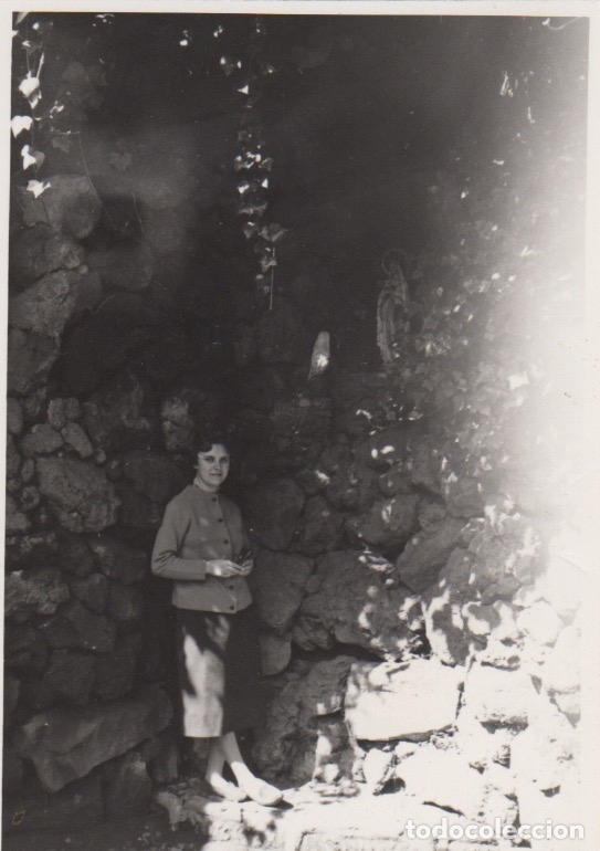 Fotograf&iacute;a antigua: fotografia foto artistica fmujer posando en en jardin convento -  virgen de lourdes 1959