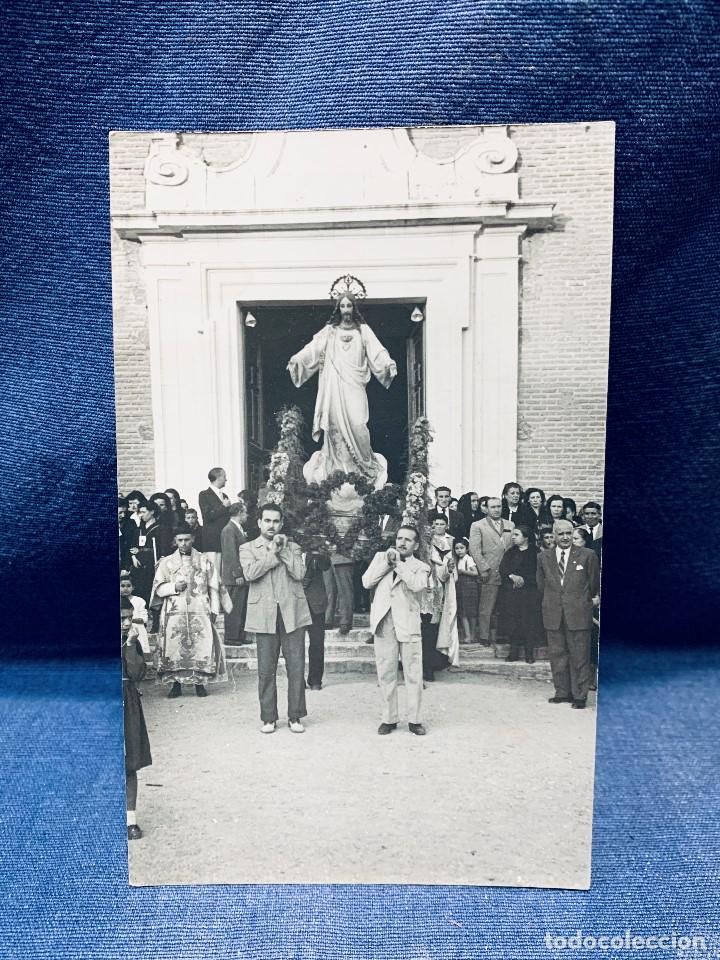 Fotograf&iacute;a antigua: FOTOGRAFIA PROCESION IGLESIA ALPAJES SAGRADO CORAZON FIGURA MITAD S XX ARANJUEZ 14X8,5CMS