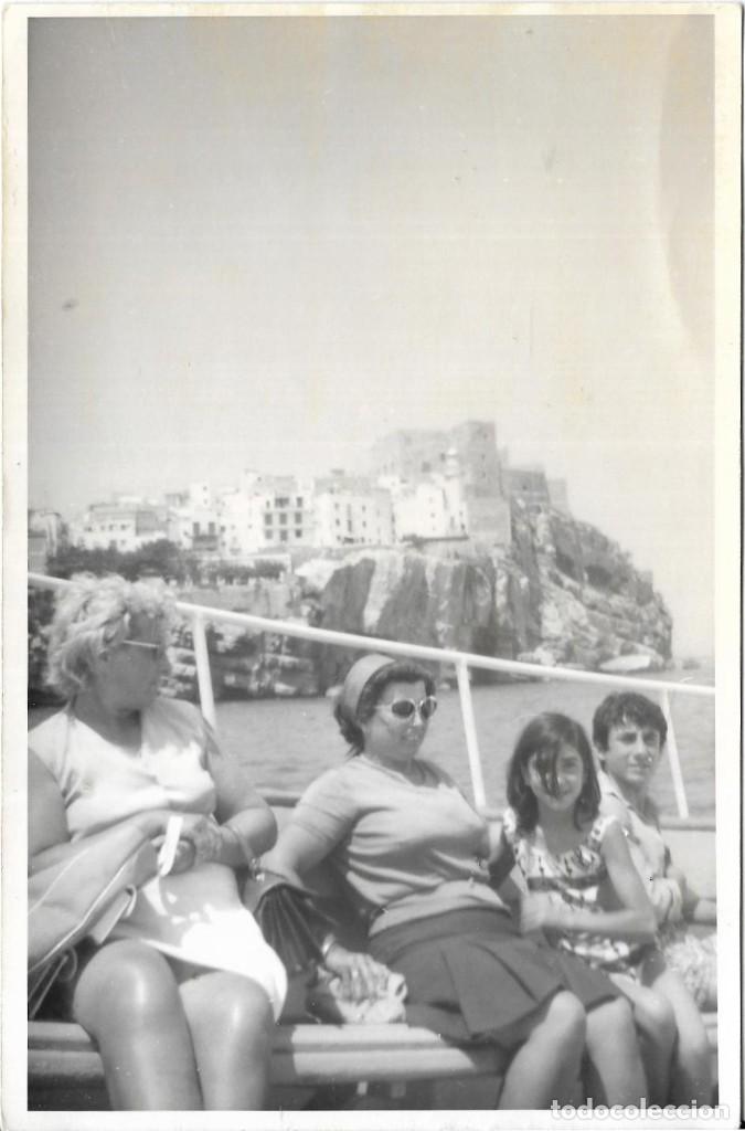 Fotograf&iacute;a antigua: :::: FF79 - FOTOGRAFIA - DOS SE&Ntilde;ORAS CON DOS JOVENCITOS EN UNA BARCA - PE&Ntilde;ISCOLA - 18 X 12 CM.