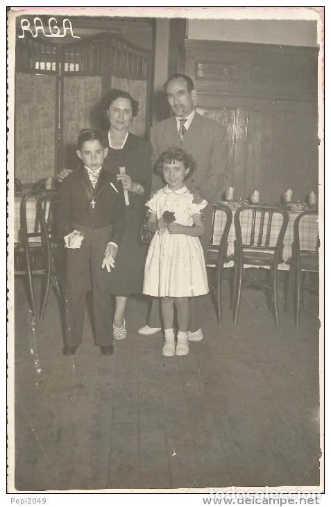 Fotograf&iacute;a antigua: == K64 - FOTOGRAFIA - NI&Ntilde;O DE PRIMERA COMUNION CON SU FAMILIA - FOTO RAGA - VALENCIA
