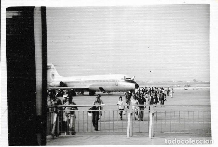 Fotograf&iacute;a antigua: :::: N633 - FOTOGRAFIA - PASAJEROS BAJANDO DE UN AVION