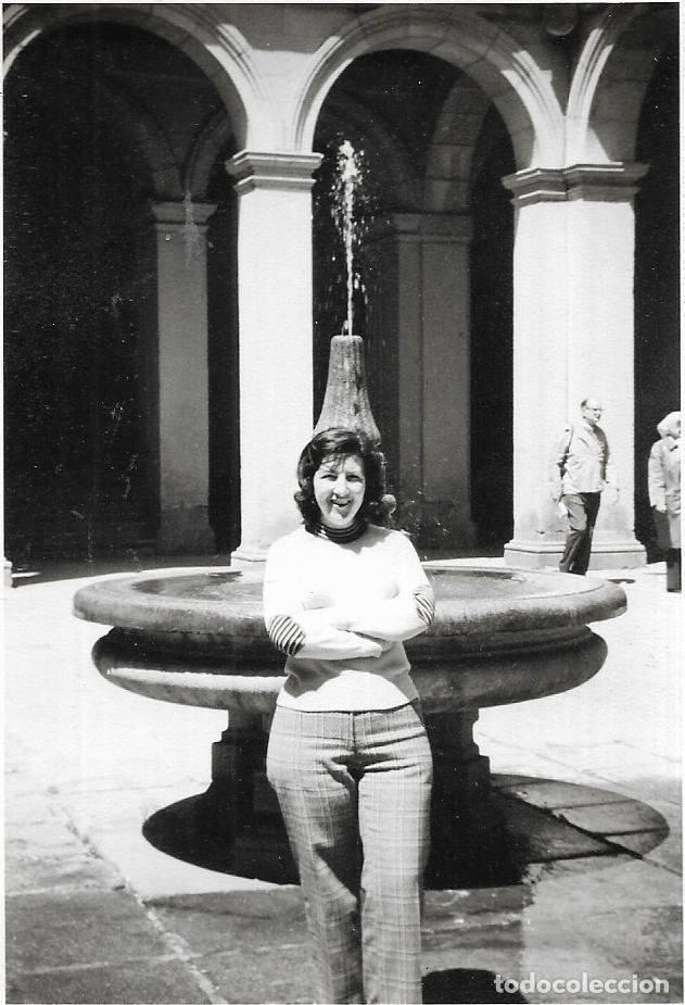 Fotograf&iacute;a antigua: :::: NA46 - FOTOGRAFIA - SE&Ntilde;ORA JUNTO A UNA FUENTE