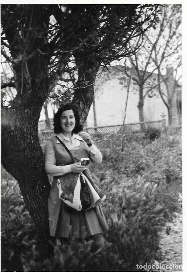 Fotograf&iacute;a antigua: :::: NA66 - FOTOGRAFIA - SE&Ntilde;ORA APOYADA EN UN ARBOL