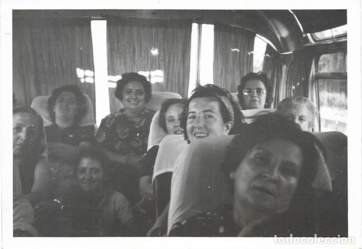 Fotograf&iacute;a antigua: :::: NA70 - FOTOGRAFIA - SE&Ntilde;ORAS EN UN AUTOBUS
