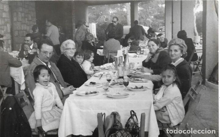 Fotograf&iacute;a antigua: :::: NA89 - FOTOGRAFIA - GRUPO FAMILIAR EN UNA COMIDA