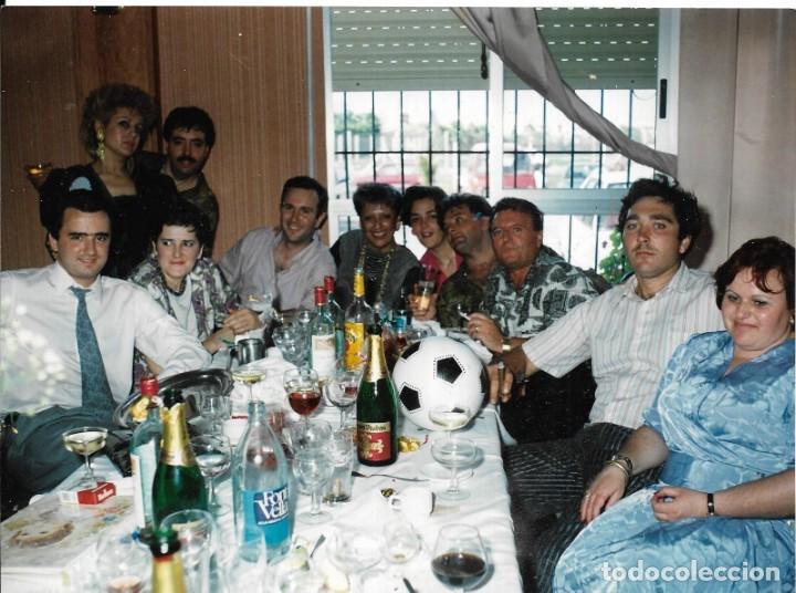 Fotograf&iacute;a antigua: :::: LL268 - FOTOGRAFIA - GRUPO DE AMIGOS EN UNA COMIDA - 20 X 15 CM.