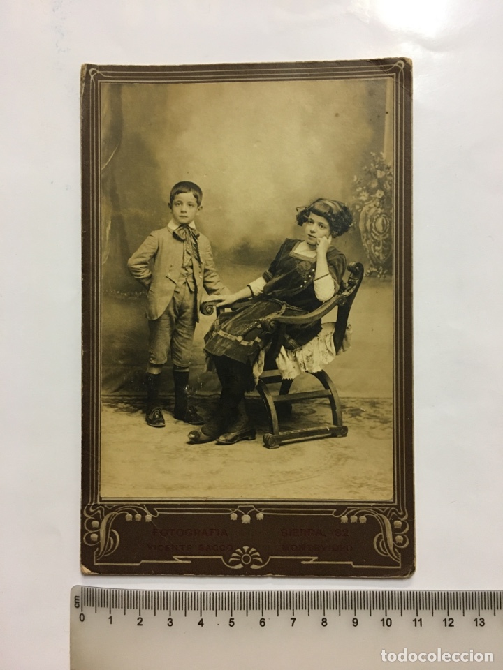Alte Fotografie: FOTO. NI&Ntilde;OS EN EL ESTUDIO. FOT&Oacute;GRAFIA LUZ Y SOMBRA. VICENTE SACCO. MONTEVIDEO. H. 1900?.