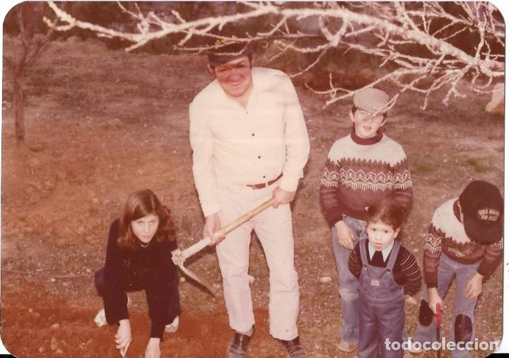 Fotograf&iacute;a antigua: :::: QW129 - FOTOGRAFIA - SE&Ntilde;OR CON CUATRO JOVENCITOS EN EL CAMPO