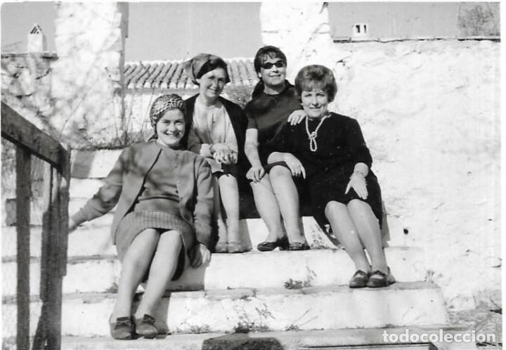 Fotograf&iacute;a antigua: :::: A31 - FOTOGRAFIA - GRUPO DE AMIGAS SENTADAS EN UNA ESCALERA - 1967