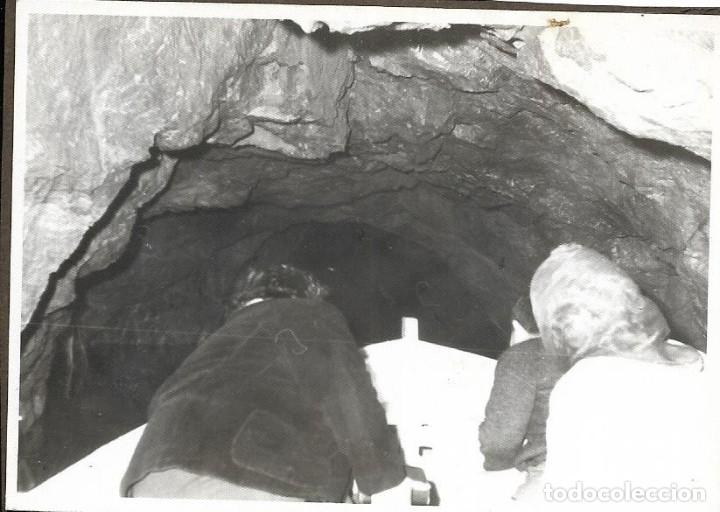 Fotograf&iacute;a antigua: :::: A44 - FOTOGRAFIA - AMIGAS ENTRANDO EN BARCA EN UNA GRUTA
