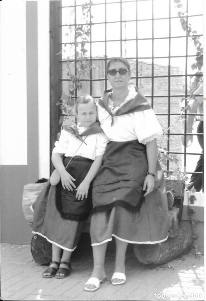Fotograf&iacute;a antigua: :::: B391 - FOTOGRAFIA - SE&Ntilde;ORA Y JOVENCITA CON TRAJES REGIONALES