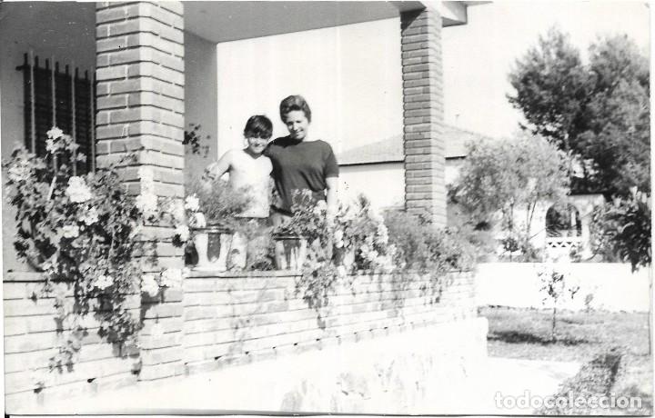 Fotograf&iacute;a antigua: :::: LL63 - FOTOGRAFIA - SE&Ntilde;ORA CON SU NI&Ntilde;O EN EL PORCHE DE CASA - 18 X 12 CM.
