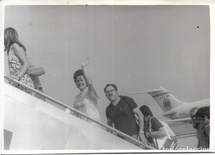 Fotograf&iacute;a antigua: == LL344 - FOTOGRAFIA - SE&Ntilde;ORES SUBIENDO A UN AVION - 1973- 18 X 12 CM.