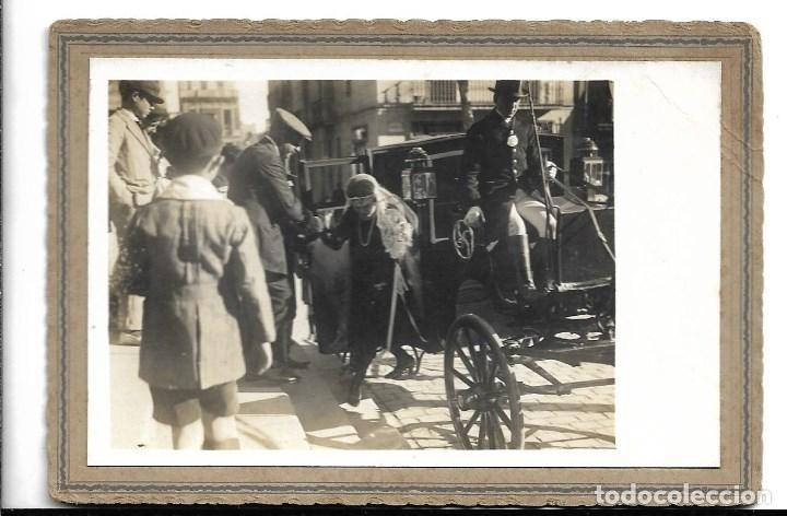Alte Fotografie: 140- EXTRAORDINARIA FOTOGRAFIA ANTIGUA- UNA DAMA BAJANDO DE UNA CALESA -FOTO-