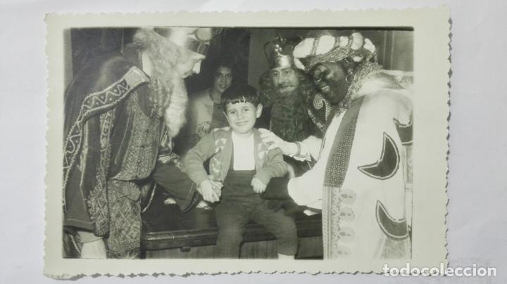 Photographie ancienne: FOTOGRAFIA NI&Ntilde;O POSANDO CON LOS REYES MAGOS, A&Ntilde;OS 50, MEDIDAS 17 X 11 CM