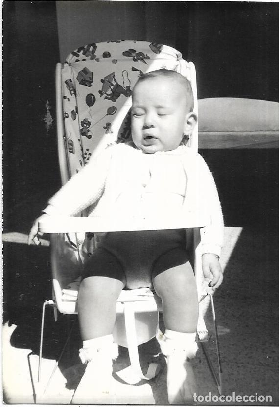 Fotograf&iacute;a antigua: :::: A24 - FOTOGRAFIA - BEBE SENTADO EN SU SILLITA