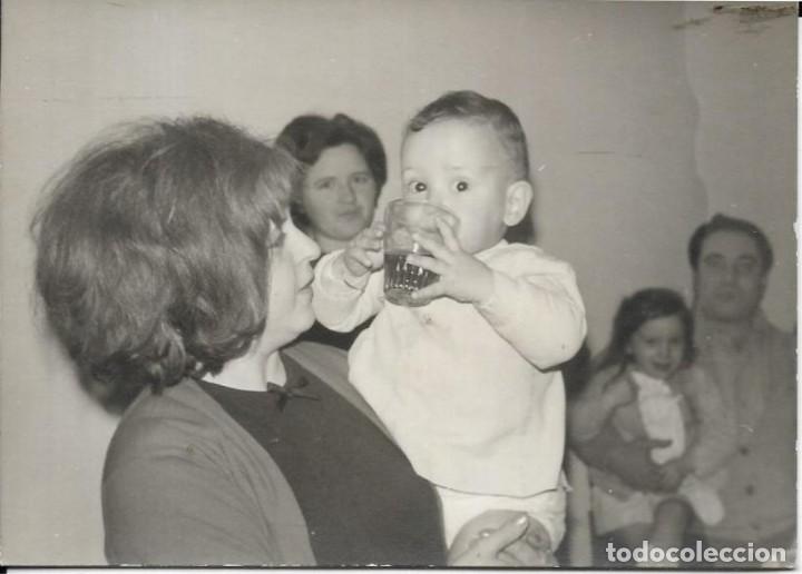 Fotograf&iacute;a antigua: *** HH483 - FOTOGRAFIA - BEBE BEBIENDO CON UN VASO