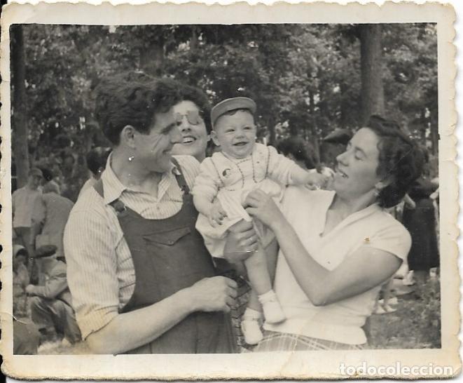 Fotograf&iacute;a antigua: *** HH444 - FOTOGRAFIA - GRUPO DE AMIGOS CON UN BEBE EN BRAZOS