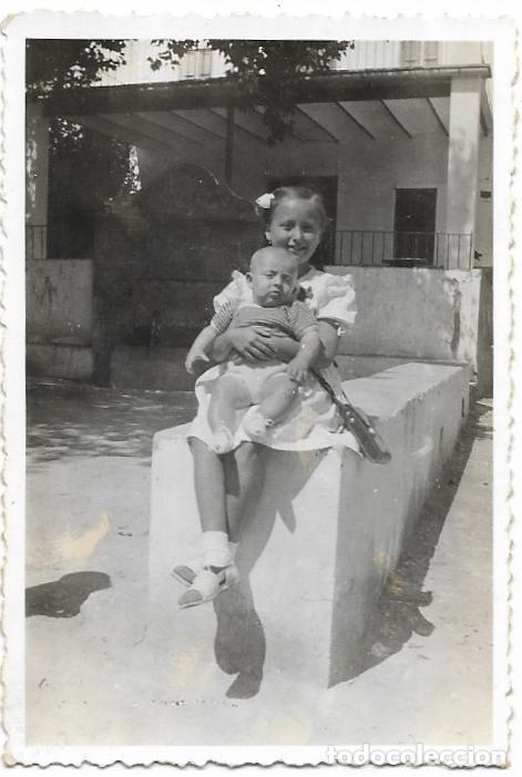 Fotograf&iacute;a antigua: :::: G203 - FOTOGRAF&Iacute;A - NI&Ntilde;ITA CON UN BEBE EN BRAZOS
