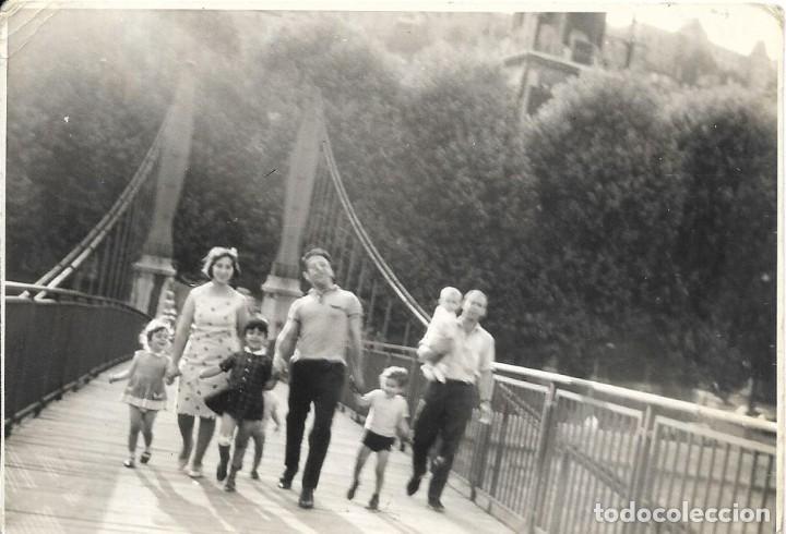 Fotograf&iacute;a antigua: :::: FA112 - FOTOGRAFIA - AMIGOS CON SUS NI&Ntilde;OS CRUZANDO UN PUENTE